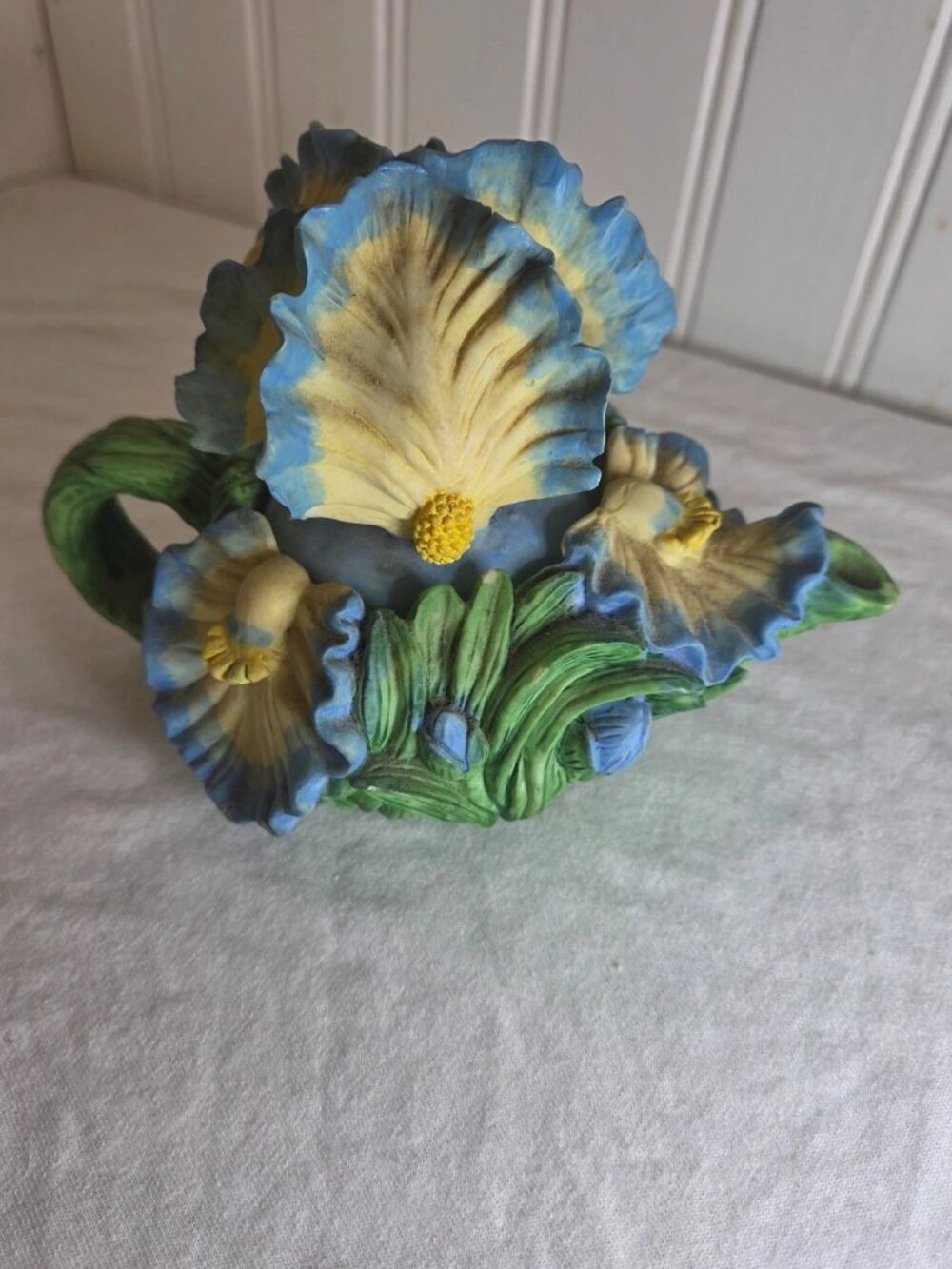 Vintage Collectors item Capodimonte Flower Floral Centerpiece small chip